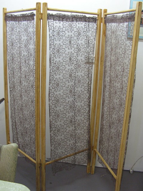 SCREEN, Timber 3 Fold w Lace Panels